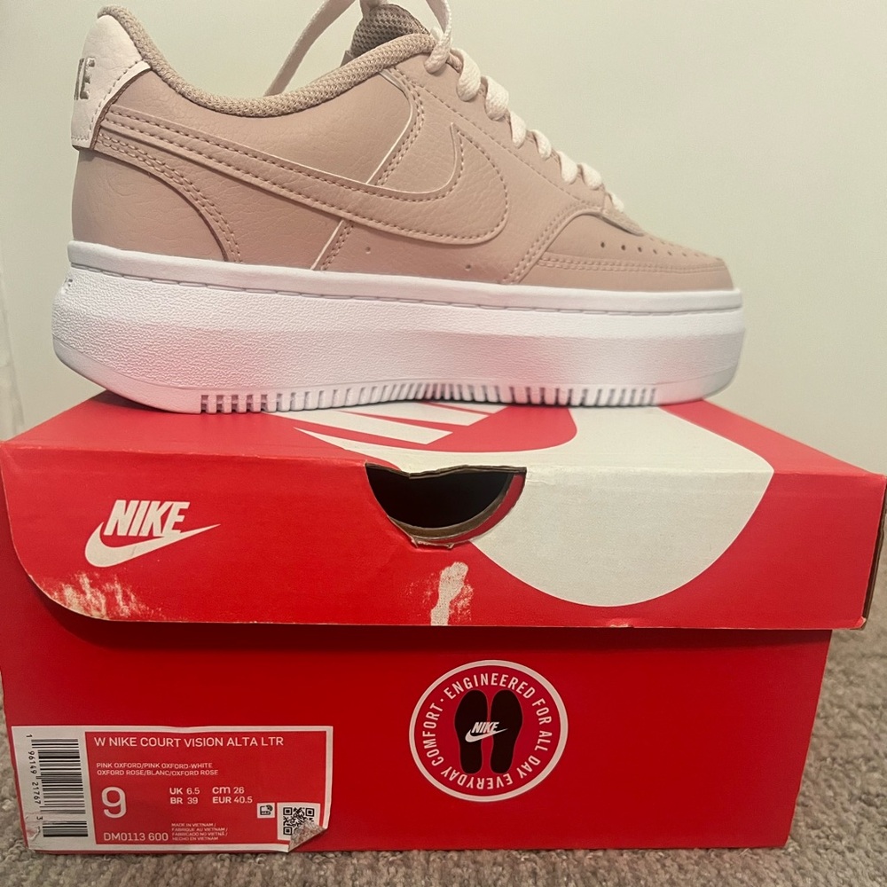 Never worn Women Nike Court vision Alta in pink